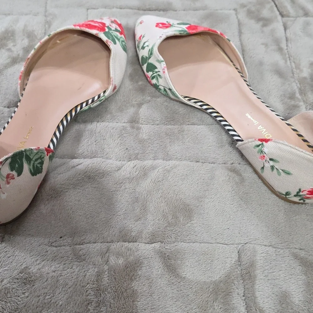 Wild Diva Lounge Womens Slip-On Flats Shoes‎ Cream W/Roses Sz 9 EUC